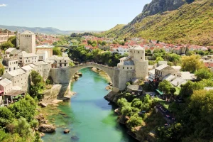 De Oude Brug van Mostar over de groene rivier de Neretva