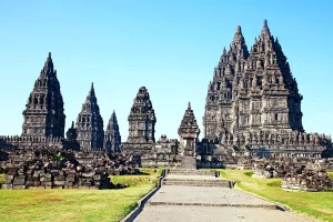 De spitse stenen torens van het hindoeïstische tempelcomplex Prambanan op Java