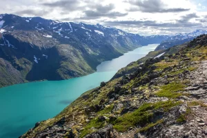 Uitzicht vanaf de Besseggen-graat op het groene meer Gjende in Jotunheimen