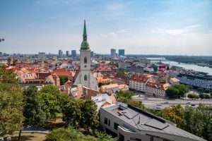 Uitzicht over de oude binnenstad van Bratislava met de Sint-Maartenskathedraal en de Donau