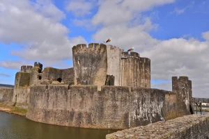 Kasteel Caerphilly met zijn torens en slotgracht