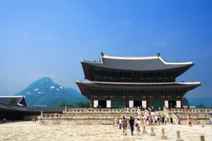 De troonzaal Geunjeongjeon van het Gyeongbokgung-paleis in Seoul