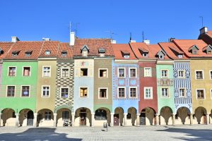 Kleurrijke smalle koopmanshuizen met arcaden aan de Oude Markt van Poznań