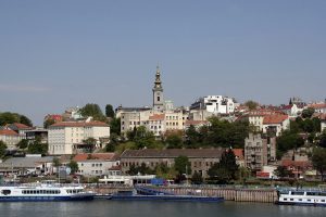De oude binnenstad van Belgrado met de toren van de Sint-Michaëlskathedraal, gezien vanaf de Sava